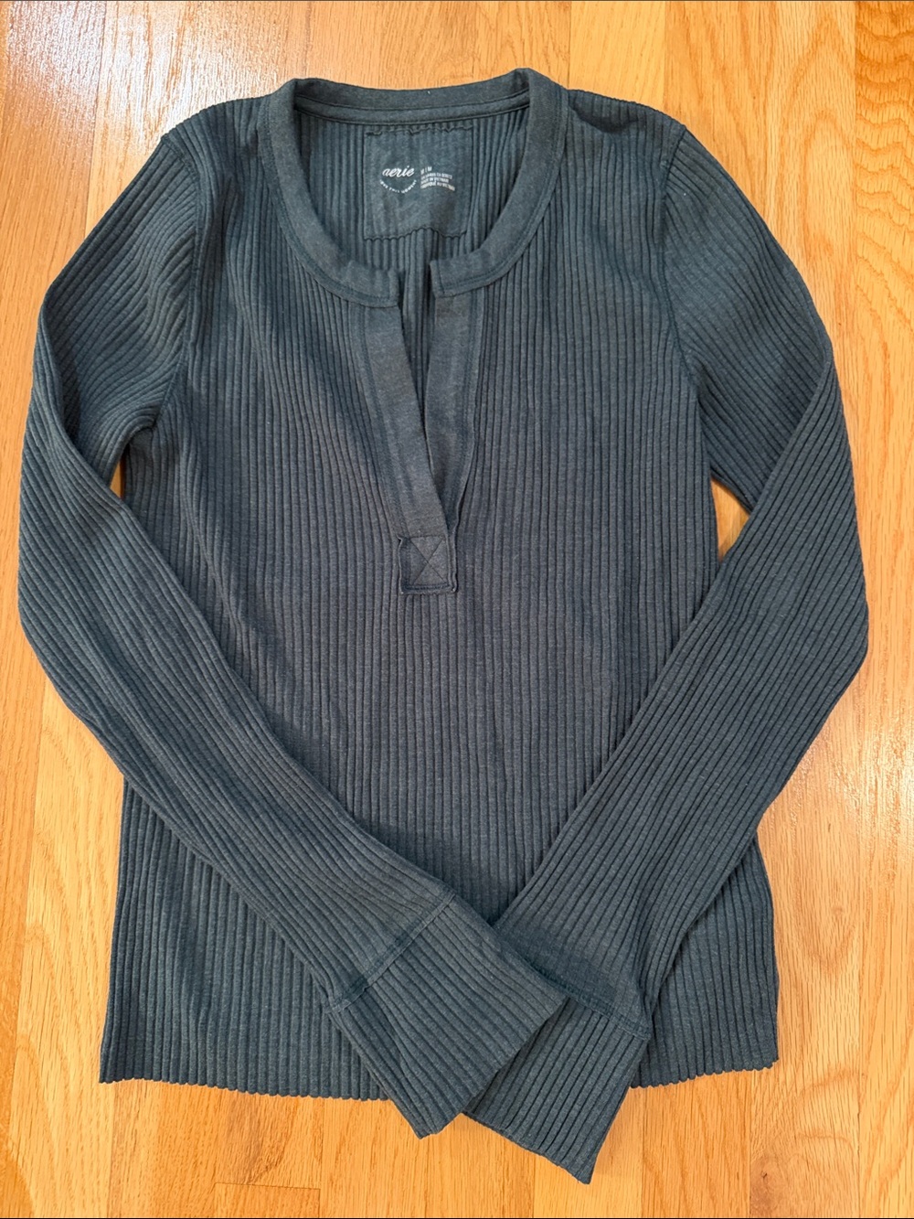 NWT Aerie Ribbed Long-Sleeve Henley Top in Forest Green/Gray Slim Fit Medium